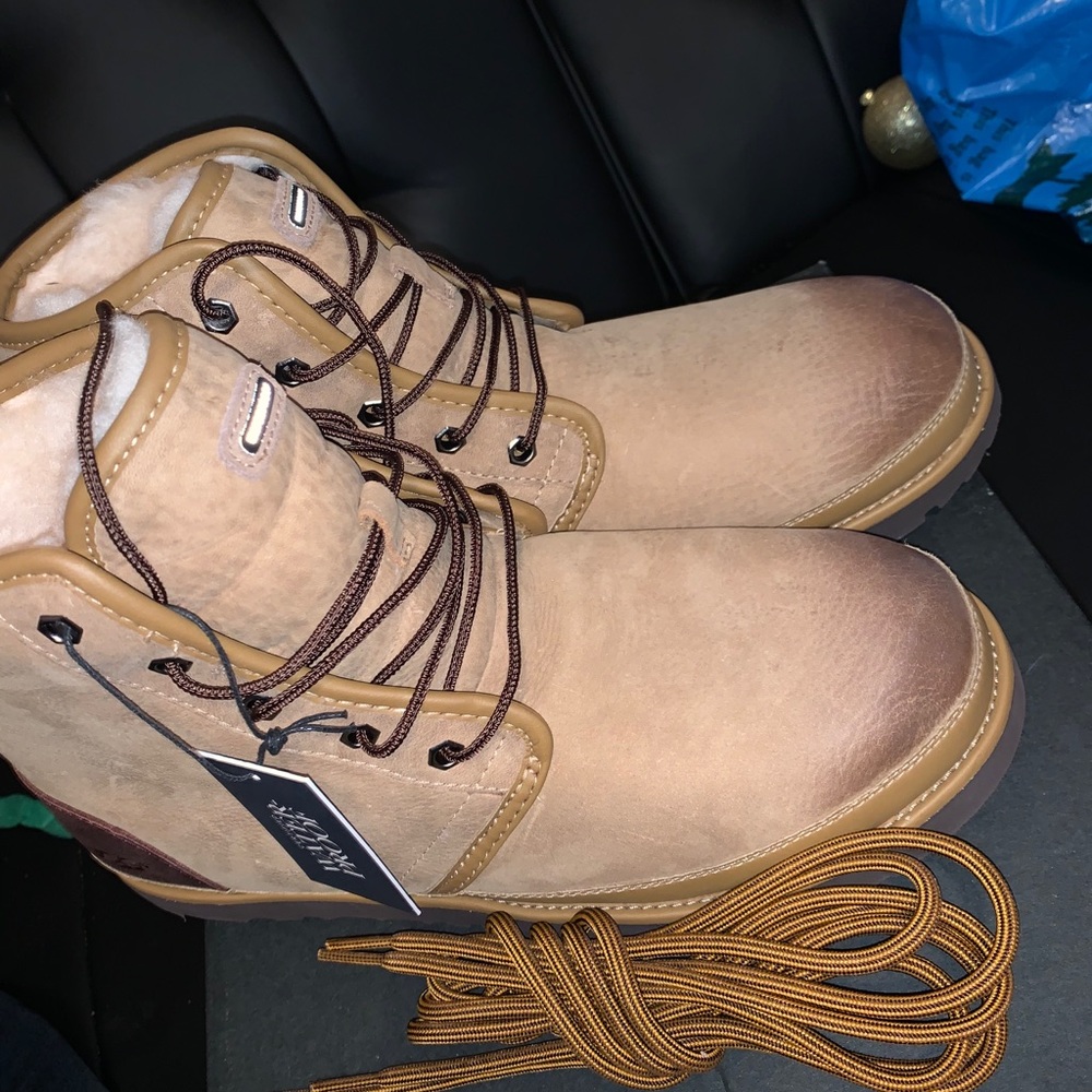 Waterproof UGGS SALEE🥵 - Picture 2 of 6